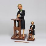 مجسمه فورچينو مدل خانم وکيل Lady lawyer کد FO85514